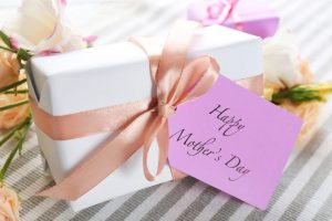 Boîte cadeau soigneusement préparée pour la Fête des Mères