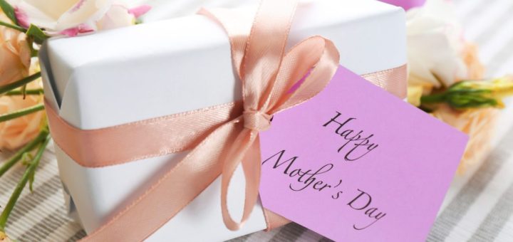 Boîte cadeau soigneusement préparée pour la Fête des Mères
