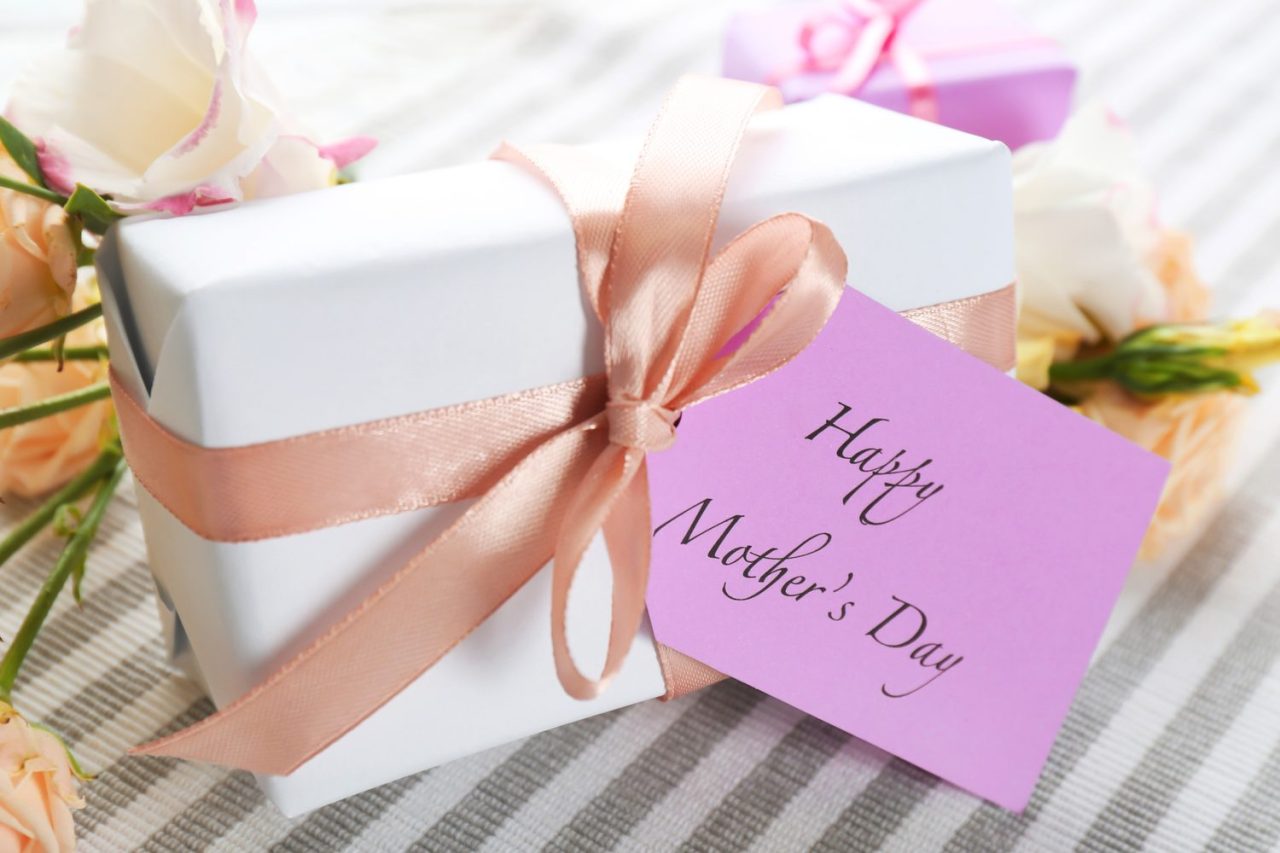 Boîte cadeau soigneusement préparée pour la Fête des Mères
