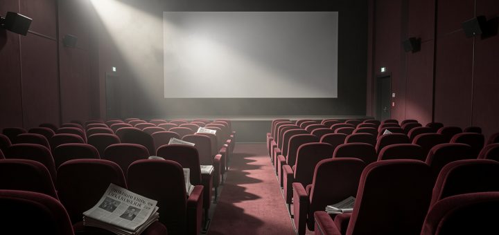 Illustration éditoriale sobre d’une salle de cinéma vide avec des fauteuils rouges, un faisceau de projecteur et des journaux d’enquête sans contenu lisible.